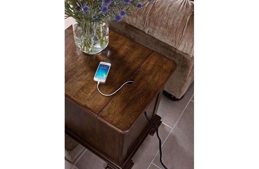 PORTOLONE CHAIRSIDE TABLE Room 3 Print button PORTOLONE CHAIRSIDE TABLE Room 3